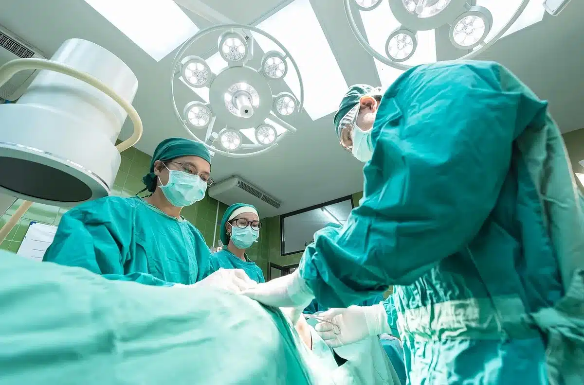 Valutazione medica a bordo con barella e operatori sanitari
