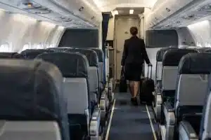 Selma Blair arrestata e ricoverata dopo aver tentato di aprire il portellone di un aereo