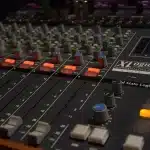 Due figure silhouette in studio con synth e consolle, atmosfera decisa