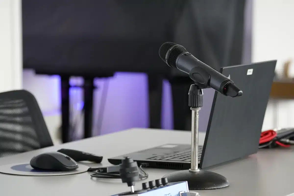 Taccuino di testi e microfono in uno studio raccolto