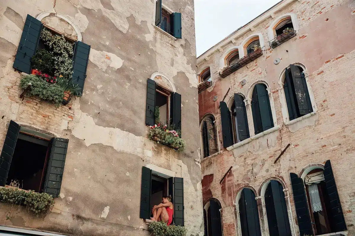 Vista notturna di un palazzo urbano con luci e atmosfera inquietante