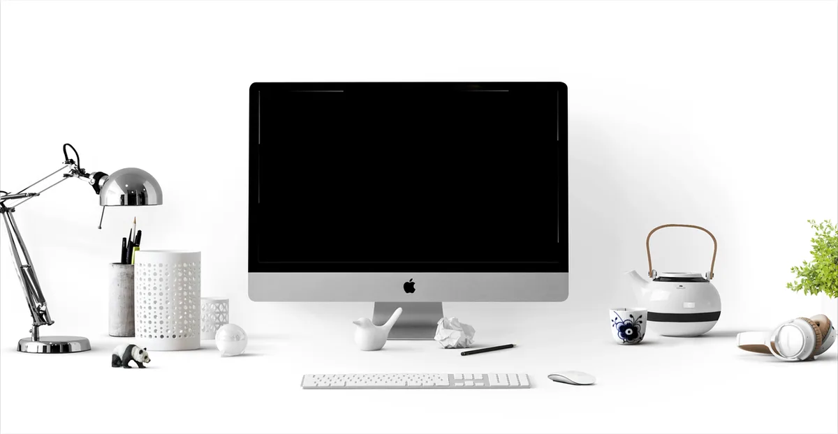 Persone anonime che lavorano su sottotitoli al computer