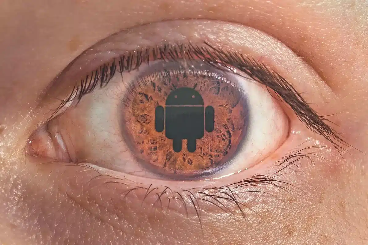 Primo piano neutro di un androide dall'aspetto infantile in un ambiente domestico