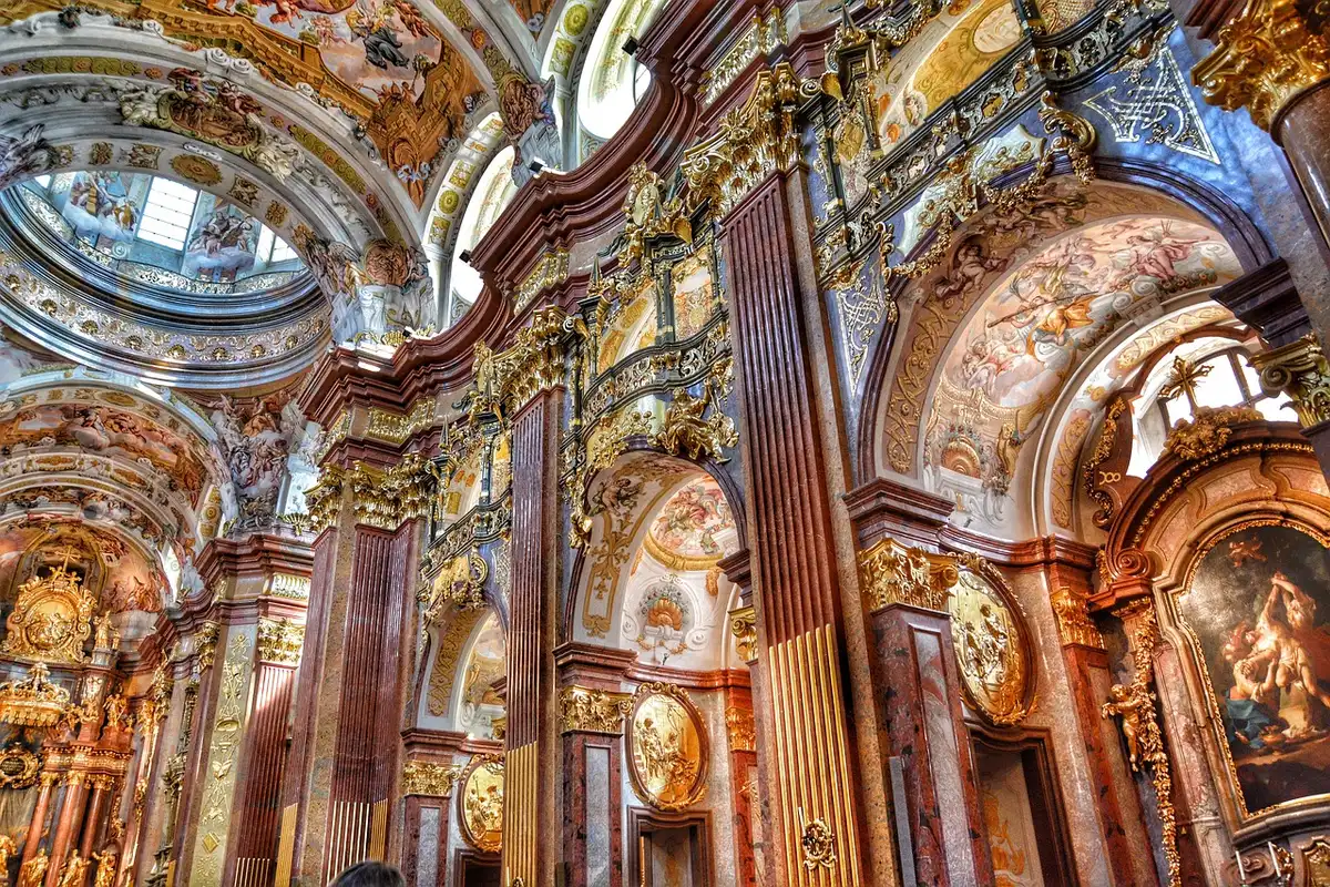 Interno di chiesa con luce naturale e silhouette anonime che suggeriscono ironia sacra