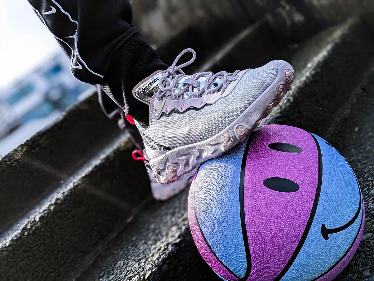 Esposizione di sneaker stile Air Jordan 11 in esposizione