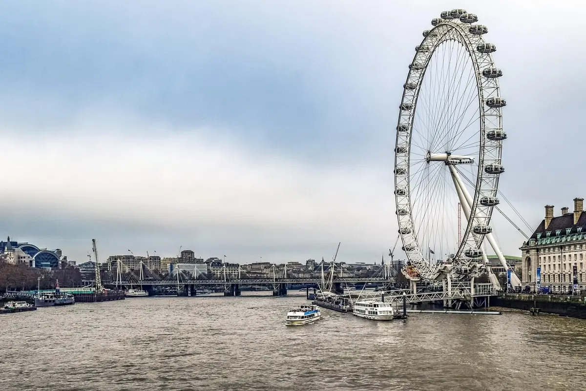 Set di riprese allestito a Londra con attrezzatura e scenografie