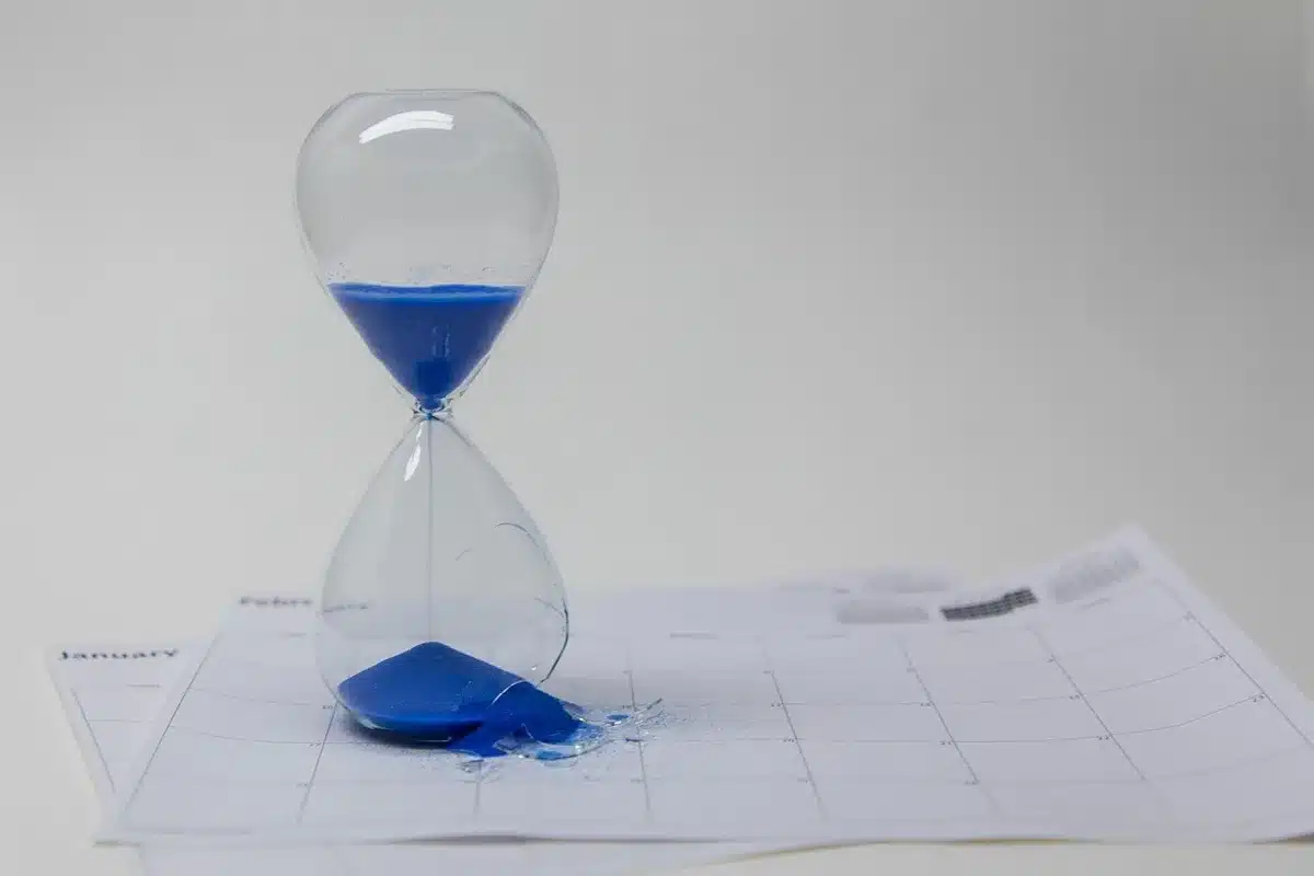 Calendario segnato con data di prima serata e orologio