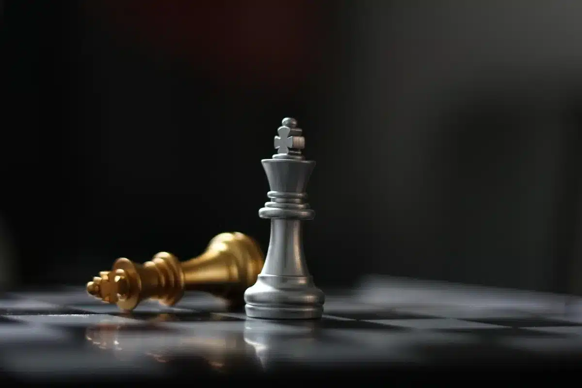 Gioco di strategia con pezzi scuri e una pedina nascosta