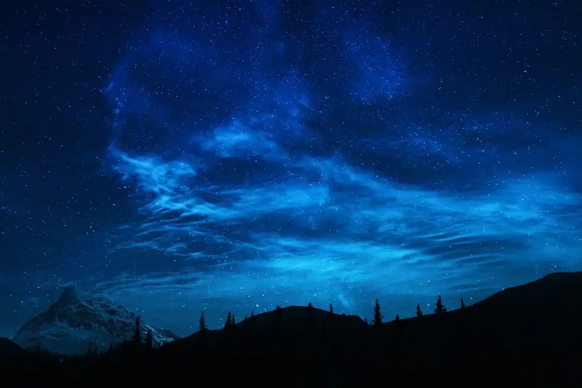 Silhouette di persone attorno a un tavolo con luci soffuse, atmosfera di tensione