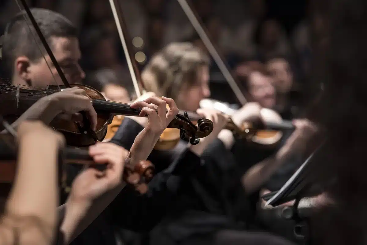 Giovanissimi sul palco che cantano una canzone classica con intensa espressività