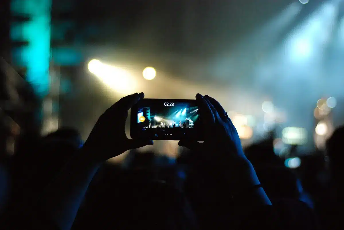 Pubblico a un concerto punk con atteggiamento ribelle